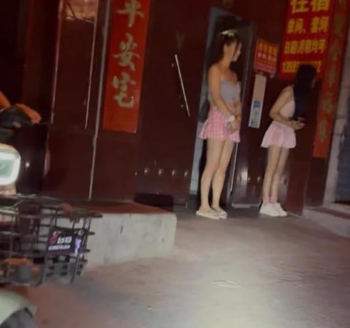 #昆明 #站街 #扫街 
导航到江滨小学，东侧靠江边的公园里，晚上十一点后，陆续会有几个站街小姐姐，有时会有好看的，质量还不错。 https://t.co/AZiIXw9xB5