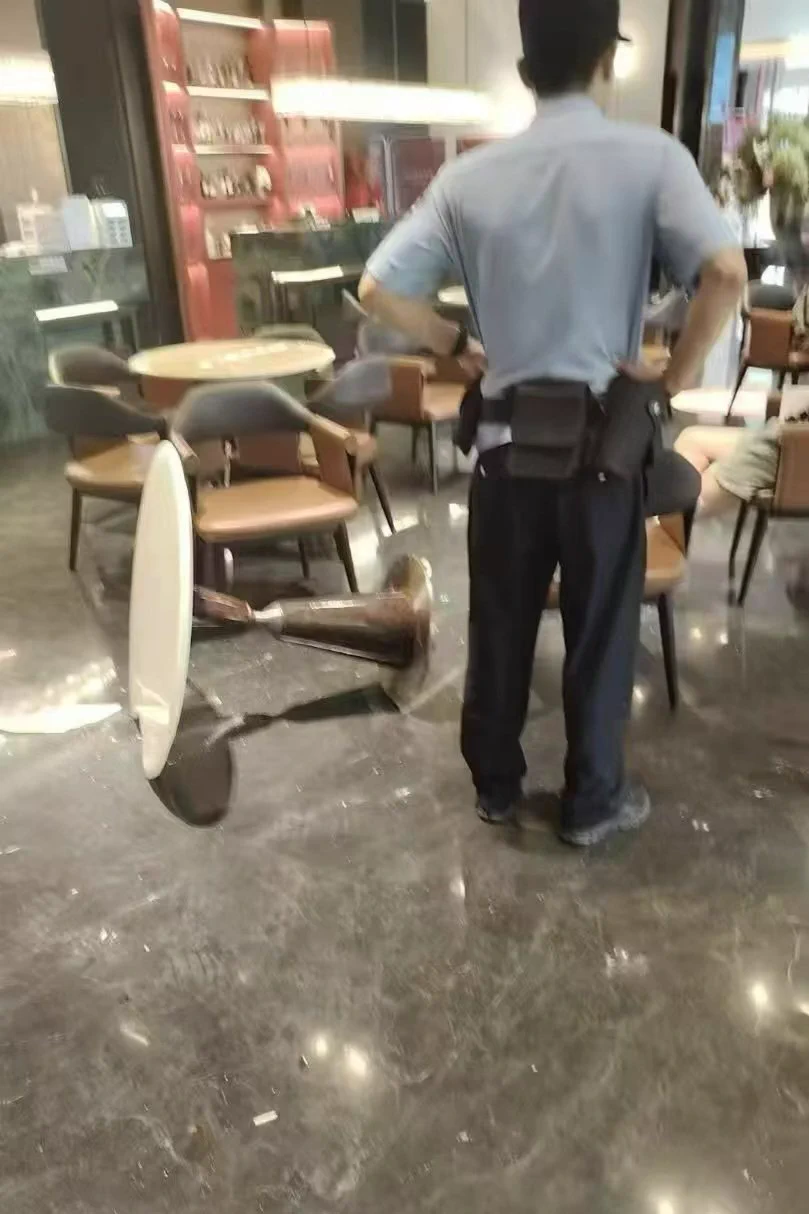 一上午看了个楼盘，看开发商自行降价，然后业主不干了，一言不合就掀桌子了，然后帽子叔叔就来了，于是就很无辜的看到这一幕……算了，卖房有风险，我还是钓我的翘嘴吧 https://t.co/FWRICSxWL3