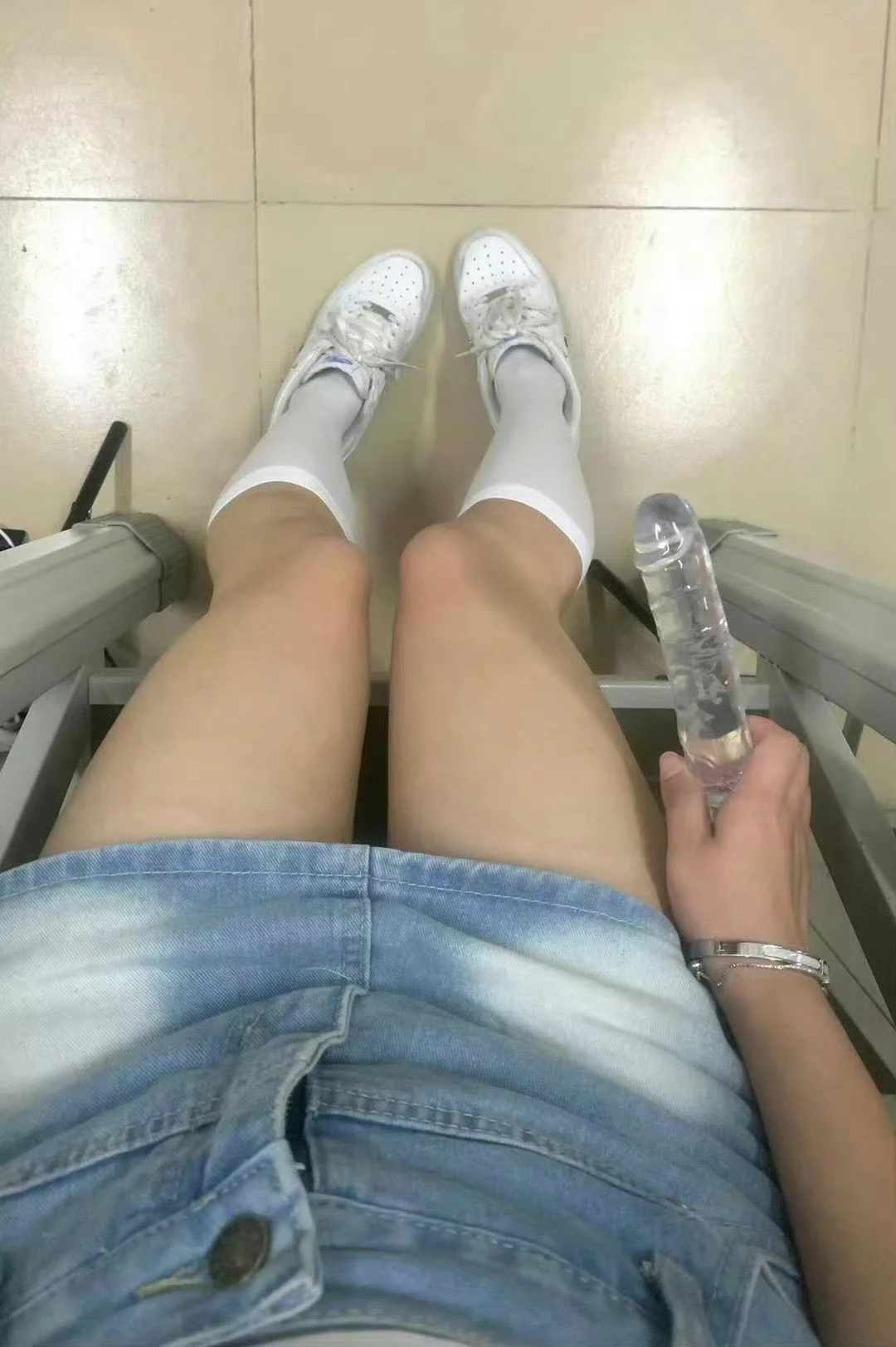 玩个刺激的想不想看👀小哥哥把玩具都给我带出来了，今天要做个任务，猜猜是什么！ https://t.co/8hWqGC4Wzw