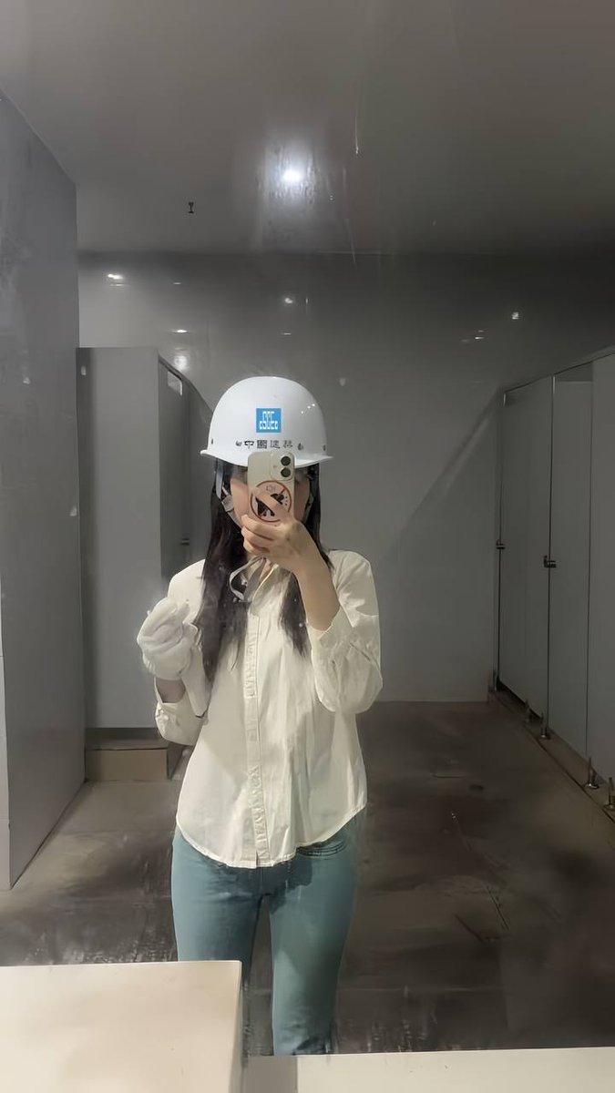 国庆长假，别人都在晒美食、晒风景，我却在工地加班，灰头土脸的。但是累归累，给大家安排的福利不能没有。

躲进卫生间，掀开衣服自己脸都红了，这会我自己还臆想，假如现在一个黝黑的民工推门进来，肌肉紧实，眼神炽热，把我侵犯了，那该多爽呀！哈哈，感觉自己有点小变态！ https://t.co/Vx9xe6hVt6