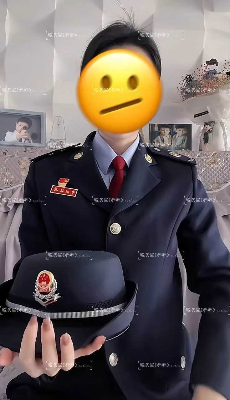 一个体制内正经的我 VS一个cosplay police姐姐的我，你跟喜欢哪个版本呀？？？

也许这就是人们口中的反差吧？？乔乔今天不收税了，乔乔想抓几个猛男来玩一下可以吗？？

同城优先，你不自动点，咱们的故事怎么开始？？？？ https://t.co/5nXlG4x92X