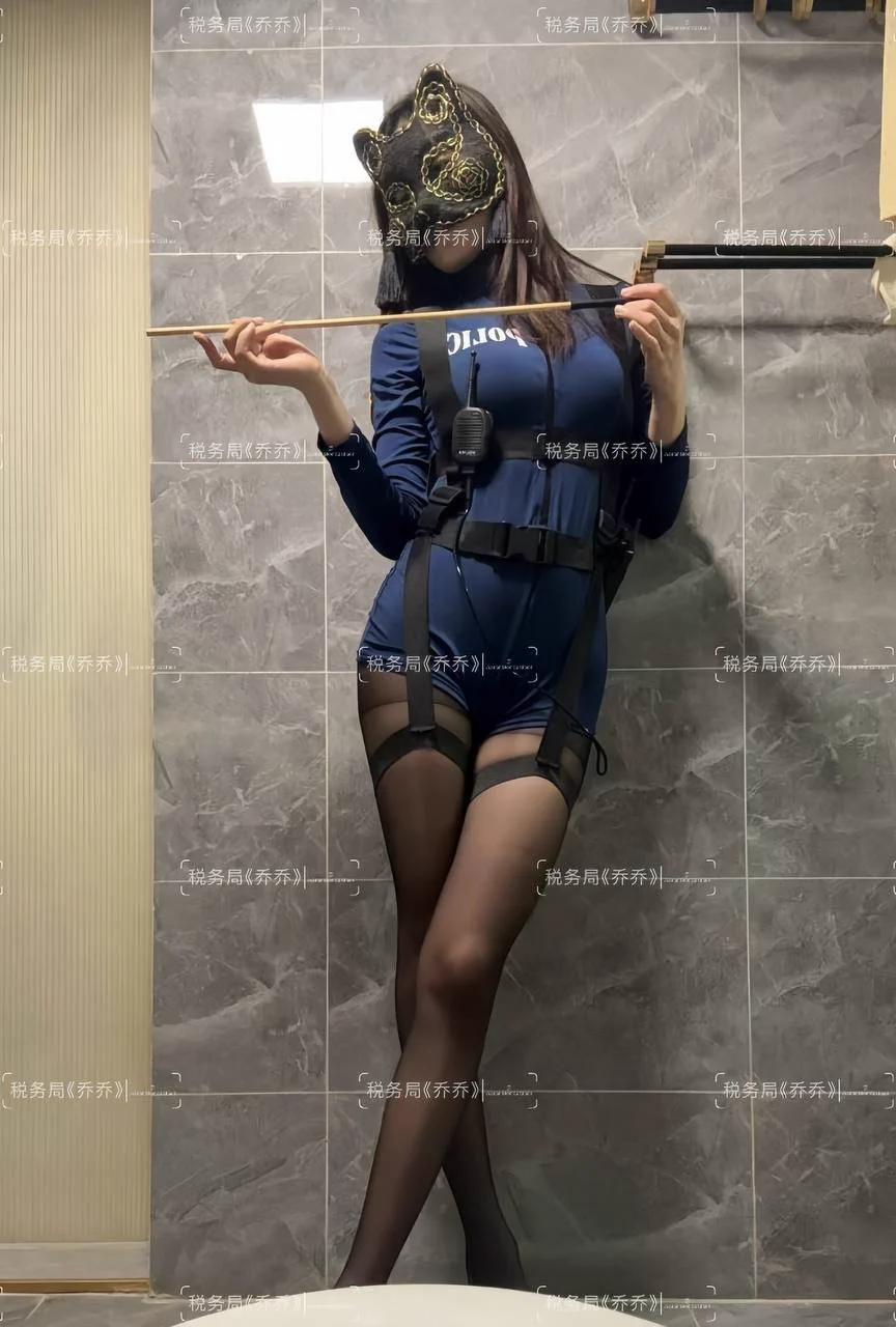 一个体制内正经的我 VS一个cosplay police姐姐的我，你跟喜欢哪个版本呀？？？

也许这就是人们口中的反差吧？？乔乔今天不收税了，乔乔想抓几个猛男来玩一下可以吗？？

同城优先，你不自动点，咱们的故事怎么开始？？？？ https://t.co/5nXlG4x92X