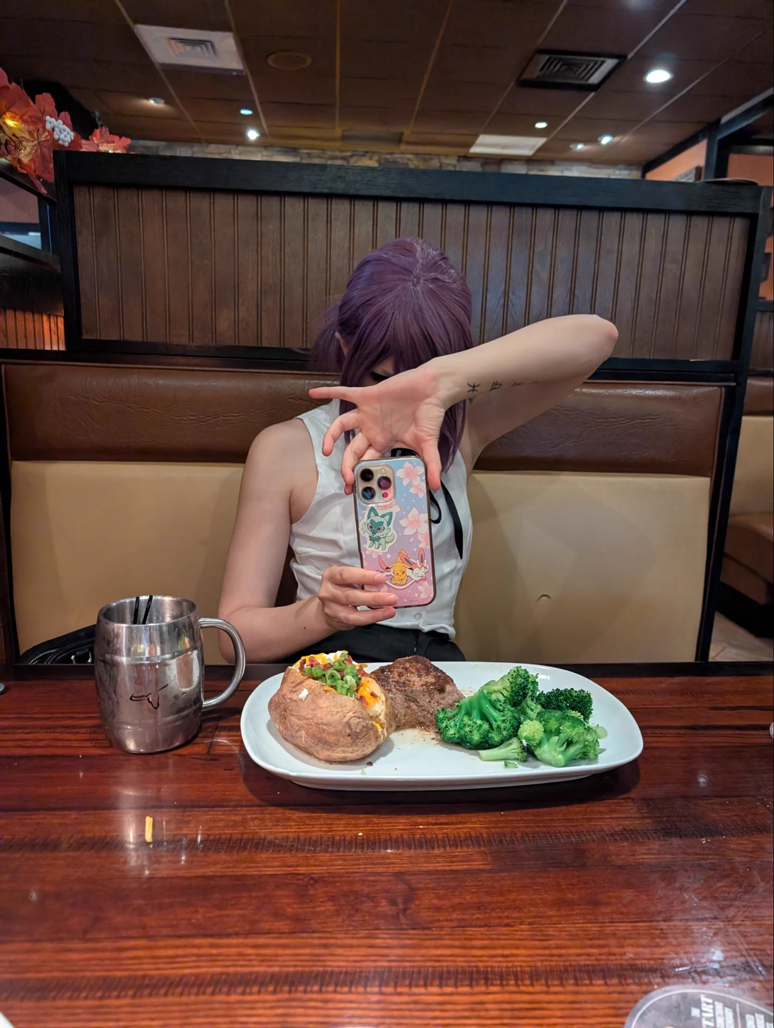 She’s been taking pics of her food for 10 mins… https://t.co/3ZKUVZDZMM
