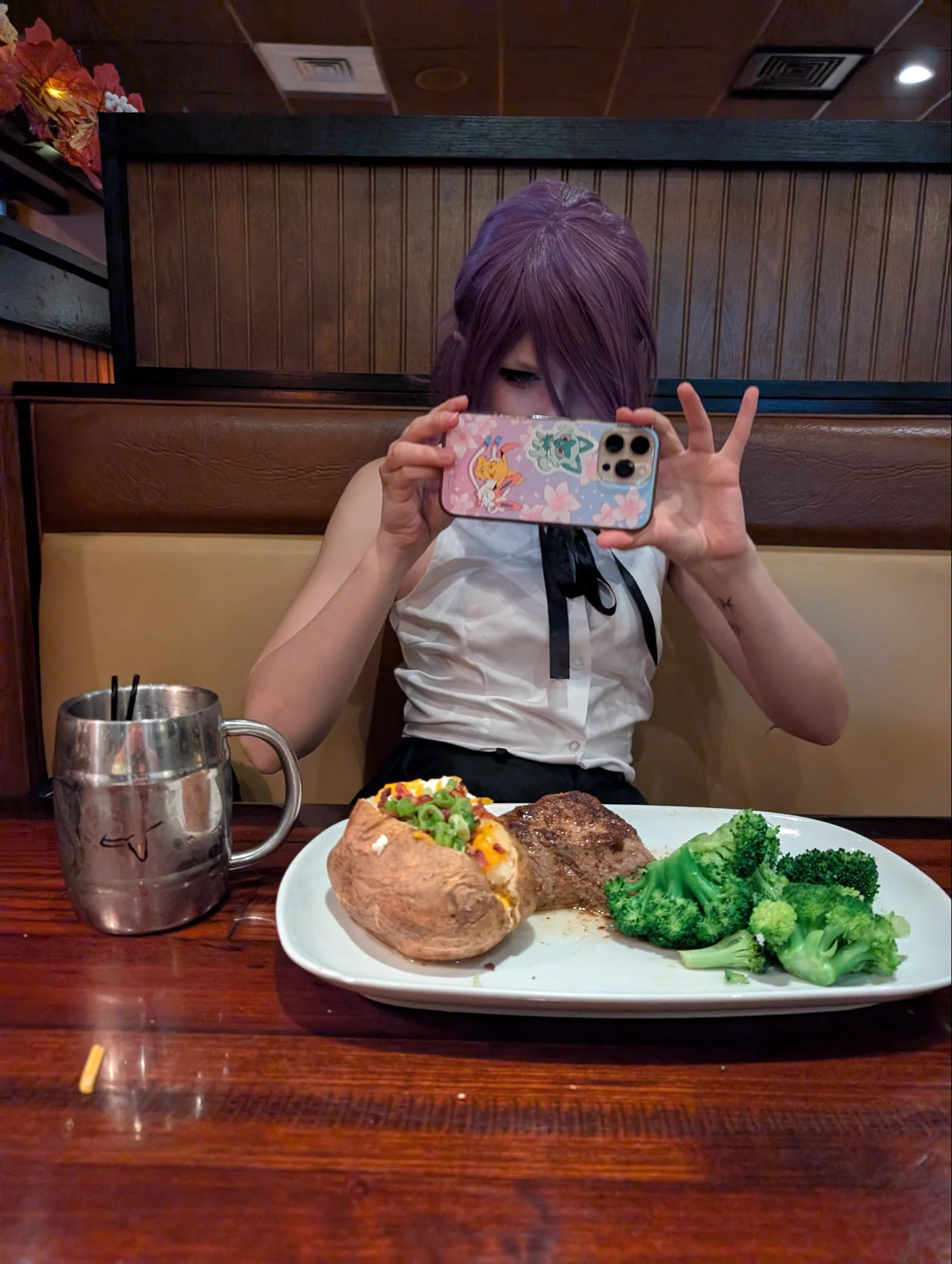 She’s been taking pics of her food for 10 mins… https://t.co/3ZKUVZDZMM