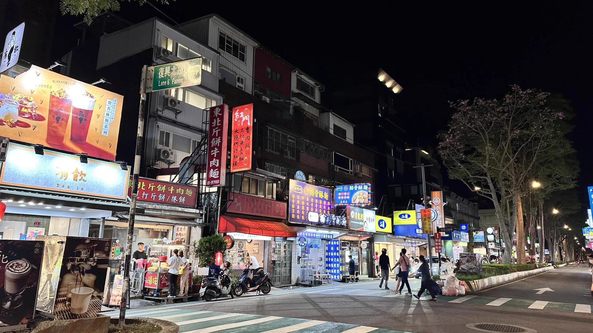 平時都沒注意
林口長庚前的飲料店也太多了吧😳
直接原地驚呆….
（剛剛經過拍的～ https://t.co/WsRFZq0wku