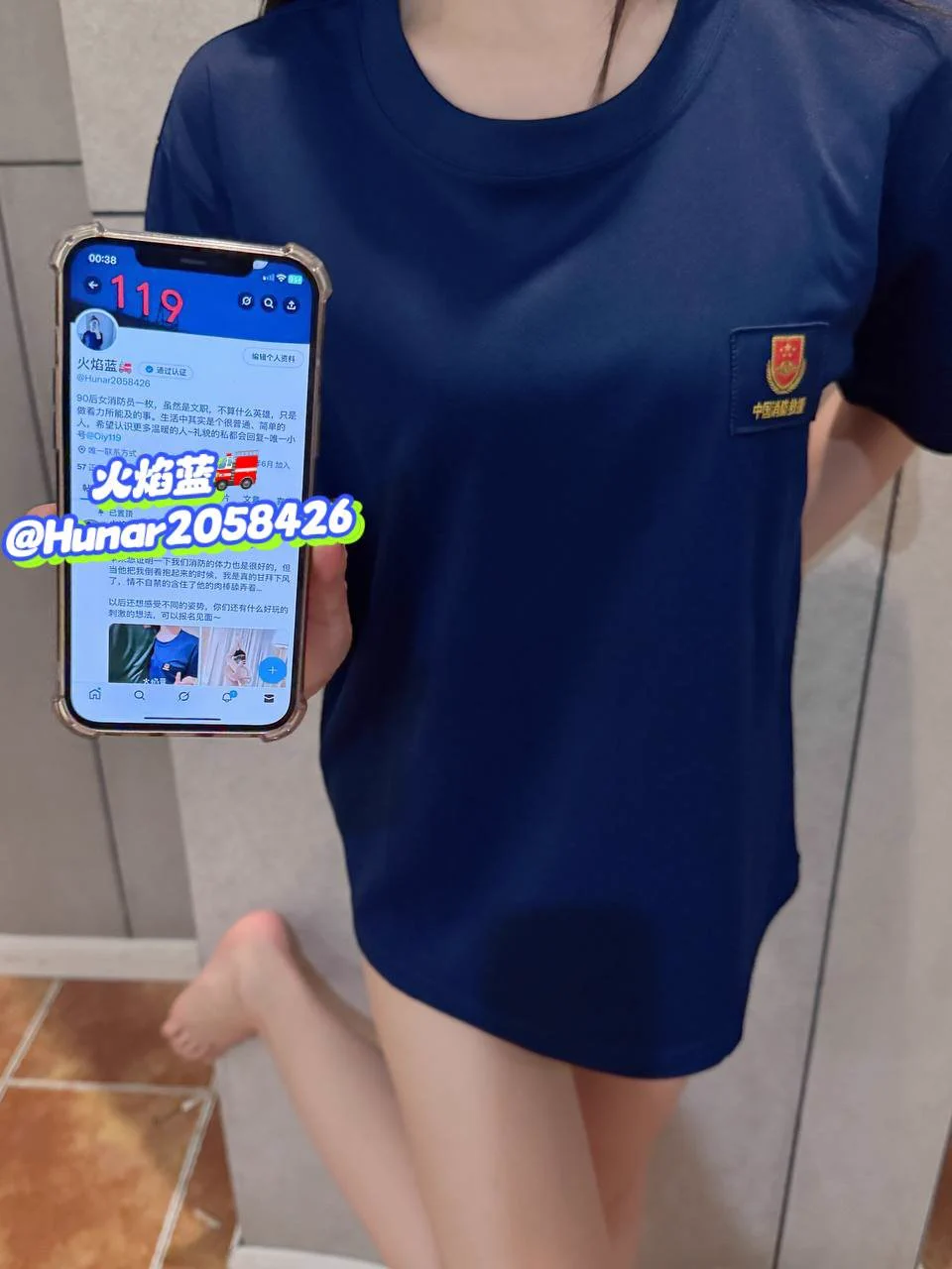 原本约好和粉丝见面，但粉丝宝宝临时有事取消了~  

本来还挺期待的，现在一个人待在酒店，先自拍认证一下，省的别人老说我不是本人~  

内心紧张的不行，好怕会有其他住客路过发现…感觉淫水要滴在地板上了…..身体轻轻颤抖，连沉默都带着温度，制服下也有可爱的一面喔~ https://t.co/4wehwxMBjZ