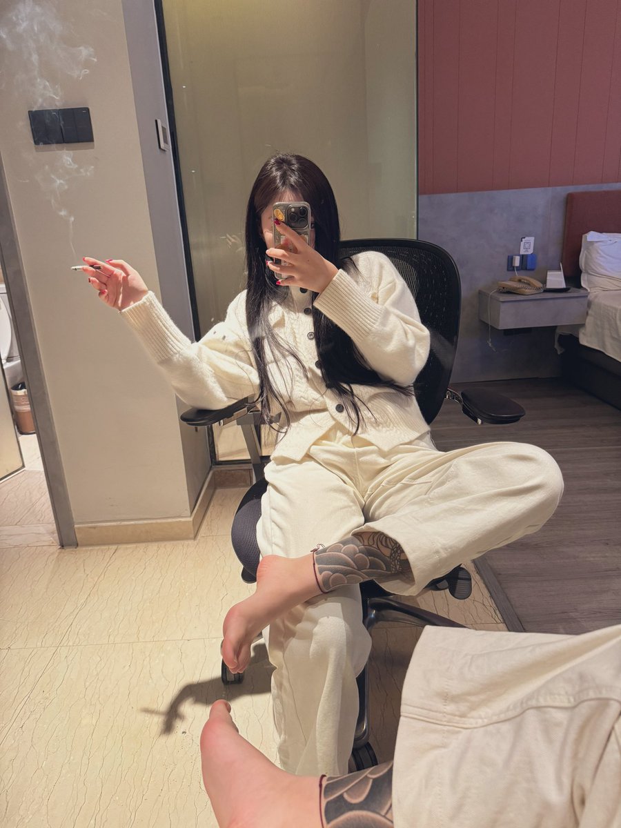 纯种低能弱智一看见精神小妹翘腿，就会自动下跪抱着臭脚含住早泄啊 https://t.co/5SeuObIcNC