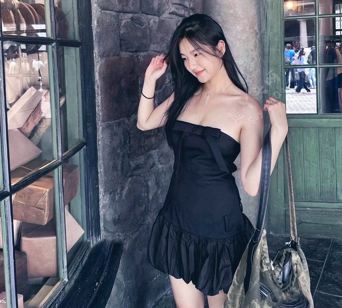 刚回家第一天，老公就迫不及待把我送到我们家楼下他朋友手里，两个月没见突然感觉他鸡巴都比之前粗了很多，操的时候一直都能听到骚屄里噗呲噗呲放气声，好像精液全都被他射进我子宫里了啊，操完都没有流出来，留着回家坐在老公脸上让他用嘴慢慢给我吸出来吧🤭🤭🤭🤭 https://t.co/UqeA7EL4tD