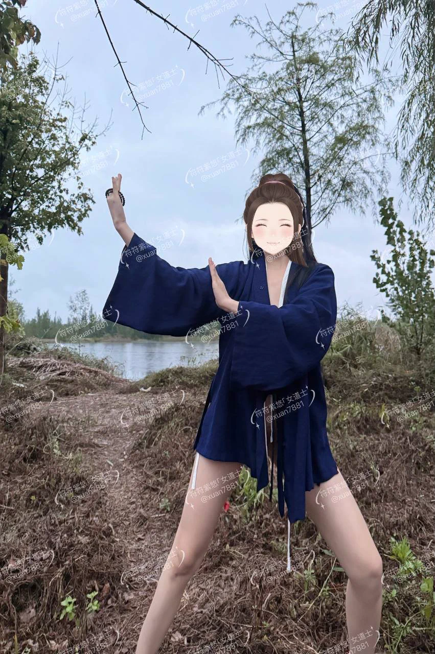 今天师傅新教的几招太极拳，本想着和露出结合，更融入大自然～

刚把太极的架子撑开，就听见有人靠近的脚步声，只能匆匆收了势，躲到山下没人的角落，才敢放心的贴近大自然～

看来下次只能找更清净的地方练了，最好有个粉丝帮我护法就更好了～ https://t.co/Wu2Z3LNmpO