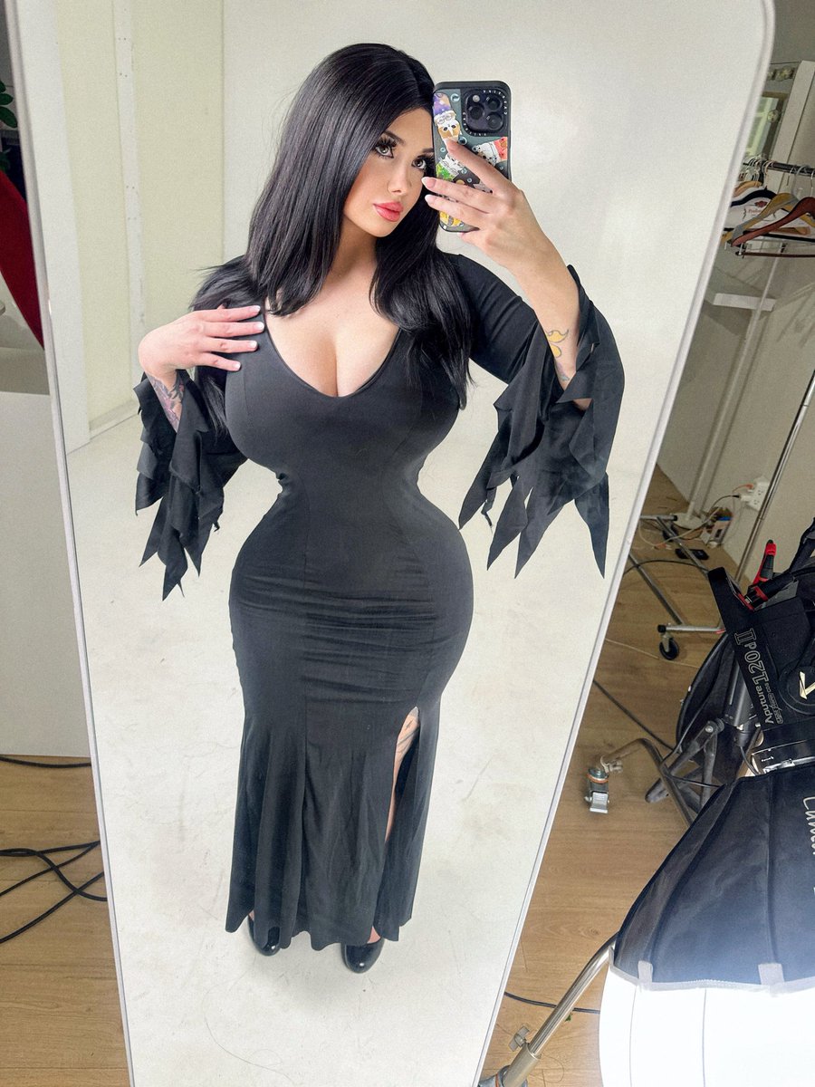 mommy morticia https://t.co/wV24mOlE2L