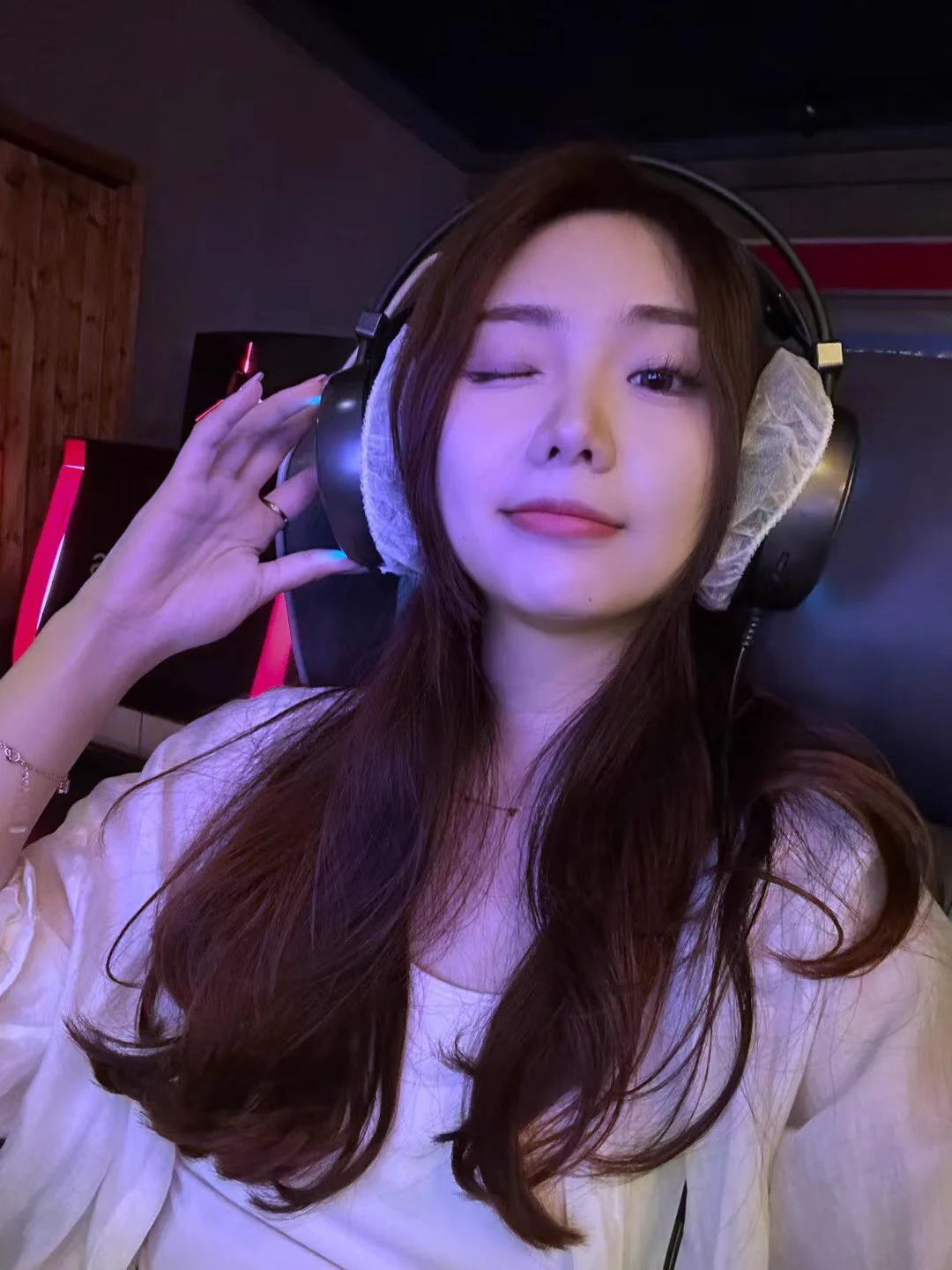 绿王八投稿未婚妻
越到婚礼将近，心中的绿瘾越是难以抑制。想趁着彻底拥有她之前，把她的美贡出来，供大家欣赏。 https://t.co/o8ZLmE2rKQ