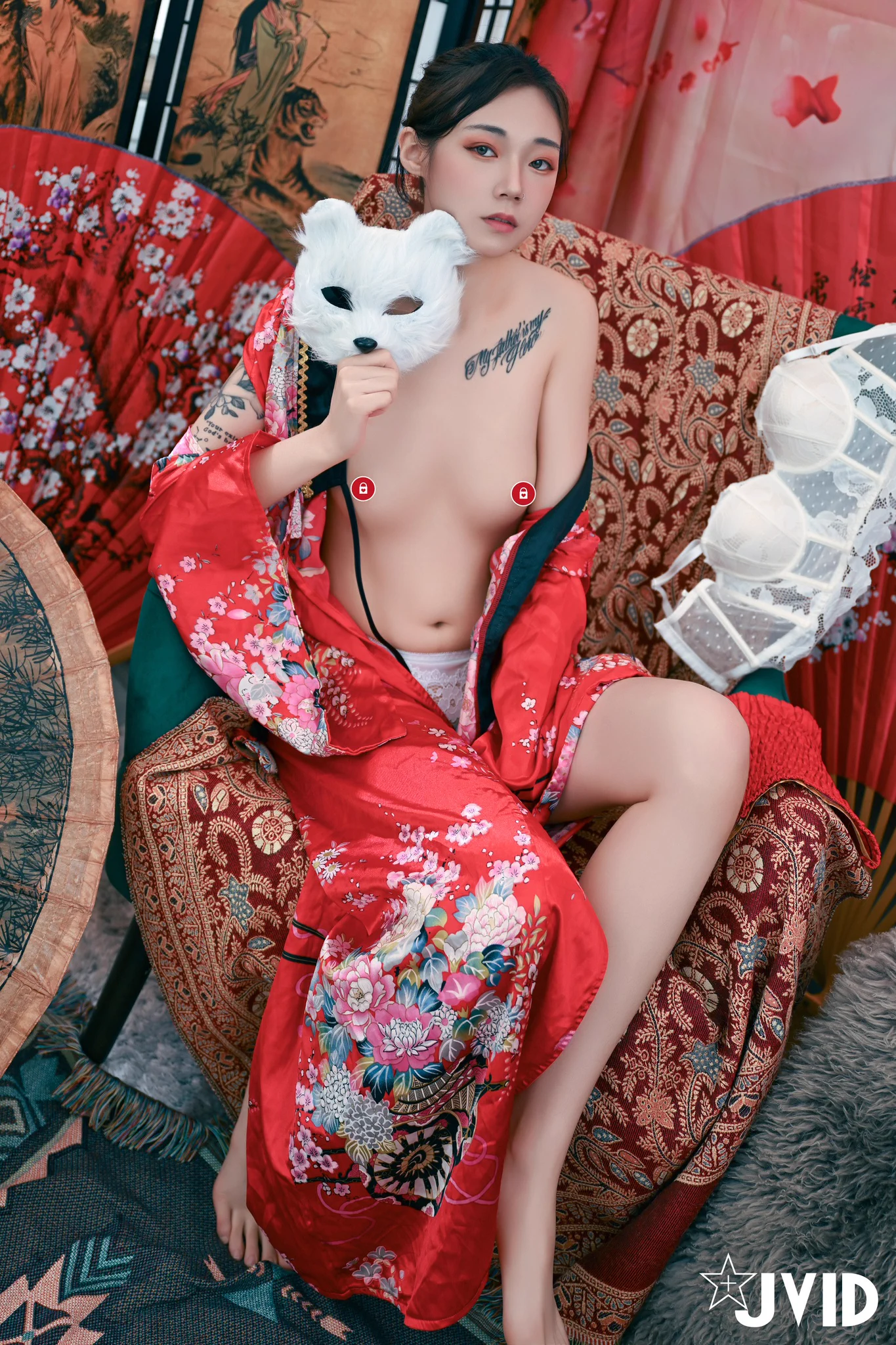 ☆熱門解鎖★

【新人第二彈 / 106P全裸無碼 / 四點露出 / 粉蜜穴扒開特寫 / 限時優惠價搶購】和服體驗館年輕闆娘，為了在連假促使業績上升，開拓男性市場，祭出預約消費滿額贈神秘禮的手段，與闆娘在和服館溫存40分鐘，現場保證不會錄影不會留作紀錄，還可以派專人把老婆或女友支開，超強的策略讓和服體驗館連假期間賓客爆滿，預約單炸開....

創作者：@Mikewu0102
模特兒：@chiao_kumi

#JVID