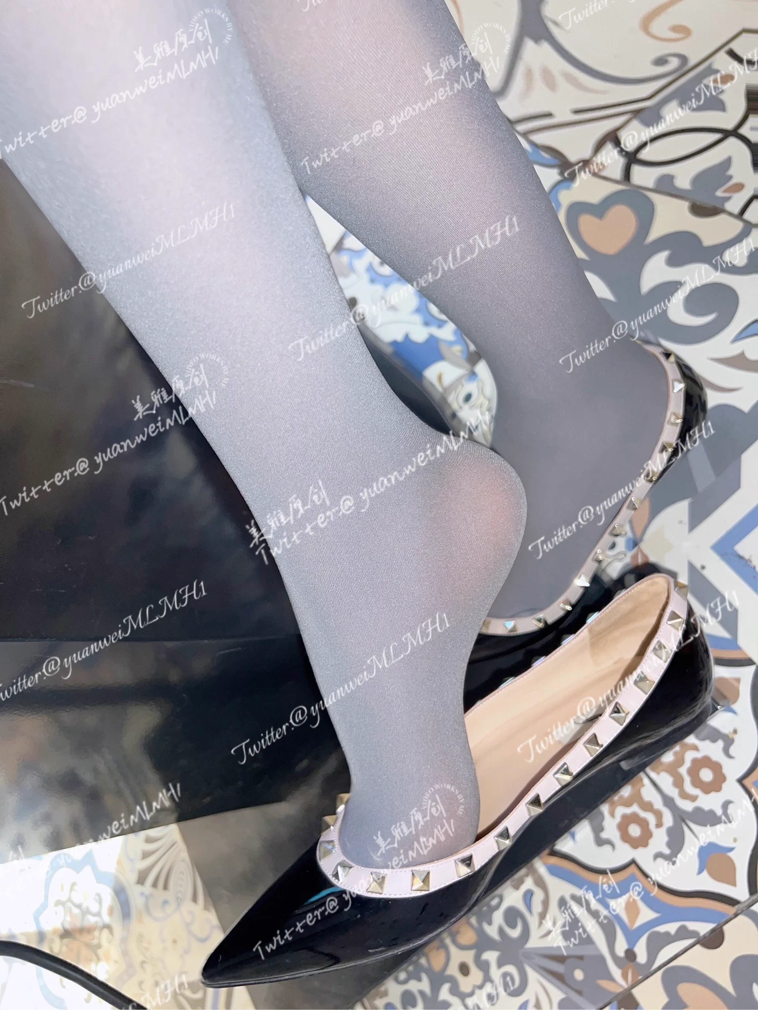 天冷穿厚丝，连续穿了好几天没换，白天出汗黏糊糊的，现在换下来随手一放，再拿起来直接硬得跟纸板一样！ https://t.co/0Ac8argrfc