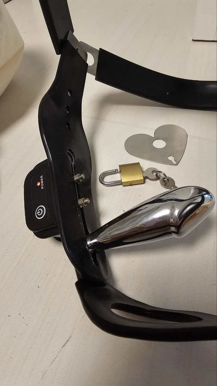 影片裡戴著的是......⚡️電擊金屬陰栓貞操帶

寵物電擊項圈改裝在貞操帶上
放電的兩個小鐵會剛好抵在...脆弱的陰唇上
金屬陽具則是完全插入小穴裡...

對小Q來說...這是徹底的刑具
金屬陽具很硬很不舒服，不同姿勢跟角度也會痛
電擊陰唇更是...試過一次就會完全聽話的疼痛😭 https://t.co/GcFY0e8qwo