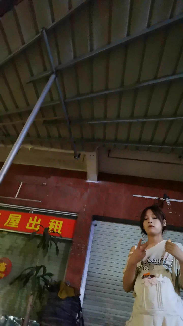 路过时就打这个手势是什么意思呢？懂的兄弟可以说一下吗？据说能看懂的都是老司机了。#广州 https://t.co/JCdhIytipO