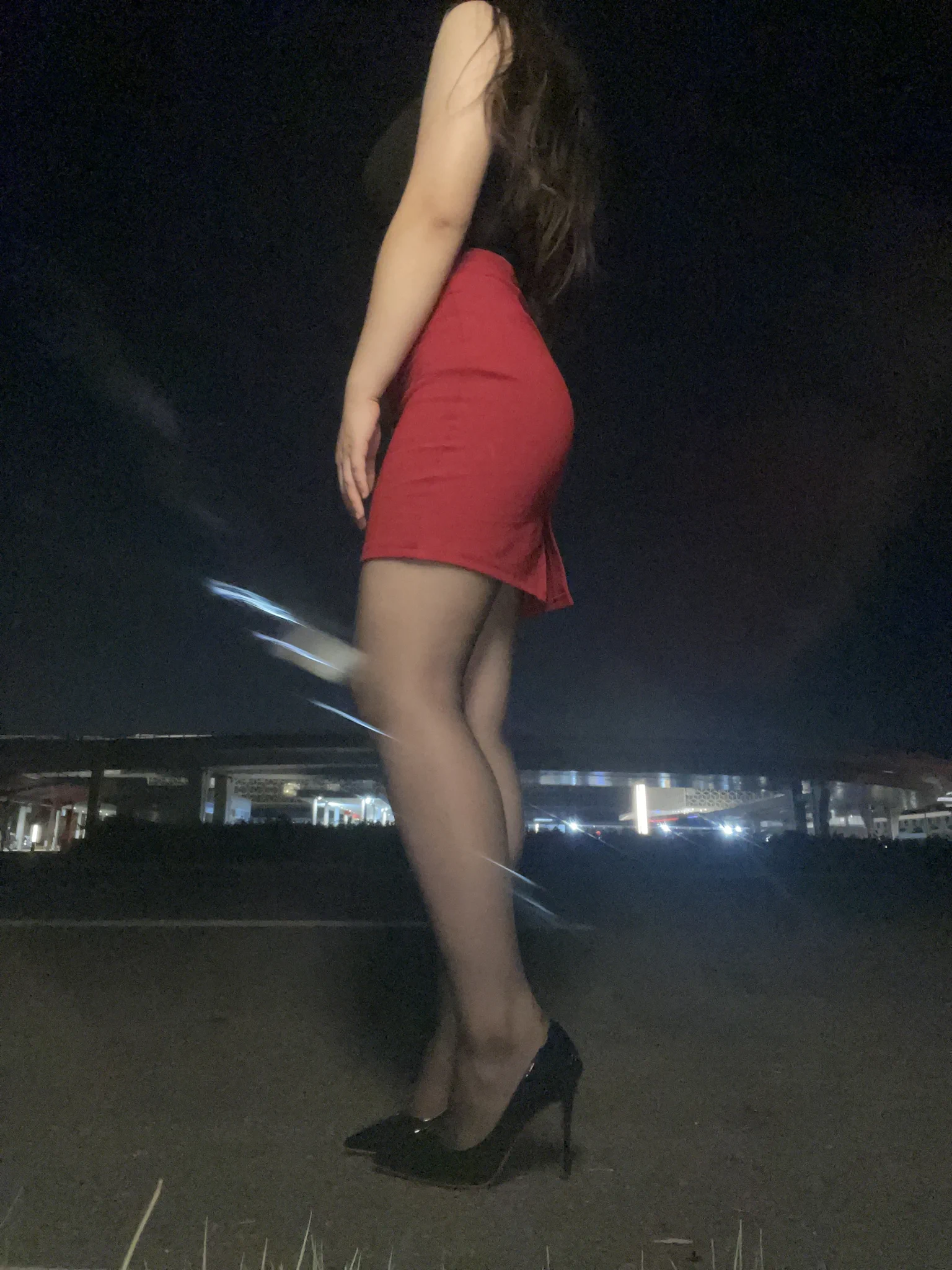 以前我觉得，穿上这双红底高跟鞋，踩在这冰冷的柏油路上，是为了证明自己足够独立，足够强大。可今晚看着远处那些模糊的灯光，却忽然感觉…再强大的女王，也想有个人能让她脱下高跟鞋，靠在他的肩膀上。
我突然懂了，男人真正着迷的，或许不是你能踩着高跟鞋走多远，而是…只有他一个人，能让你心甘情愿地为他脱下这双“战靴”，露出最柔软的那一面。所以啊，想让一个男人为你疯狂，就得让他知道…你的脆弱，只为他一个人绽放。你们说是不是？
#心情分享 #生活 #小秘密