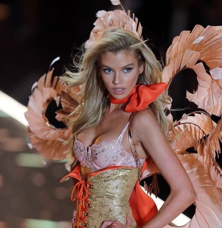 เหตุผลที่ไม่ควรพลาด victoria secret fashion show 2025 🪽
- ศิลปินที่จะมาขึ้นโชว์  KAROL G, Madison Beer, Missy Elliott, twice
- twice ถือเป็นศลป. kpop กลุ่มแรกที่ได้โชว์ในงาน
- การกลับมาของ Stella Maxwell หลังจากห่างหายไปตั้งแต่ปี 2018
- การเดินแบบครั้งแรกของ Angel Reese นักบาสเกตบอลชาวอเมริกัน และถือว่าเป็นนักกีฬาอาชีพคนแรกที่ได้เดินแบบบนรันเวย์นี้ 
- ร่วมด้วยเหล่าตัวแม่อีกมากมาย 

📌16 ตุลาคม เวลา 6 โมงเช้า ตามเวลาไทย 🎉