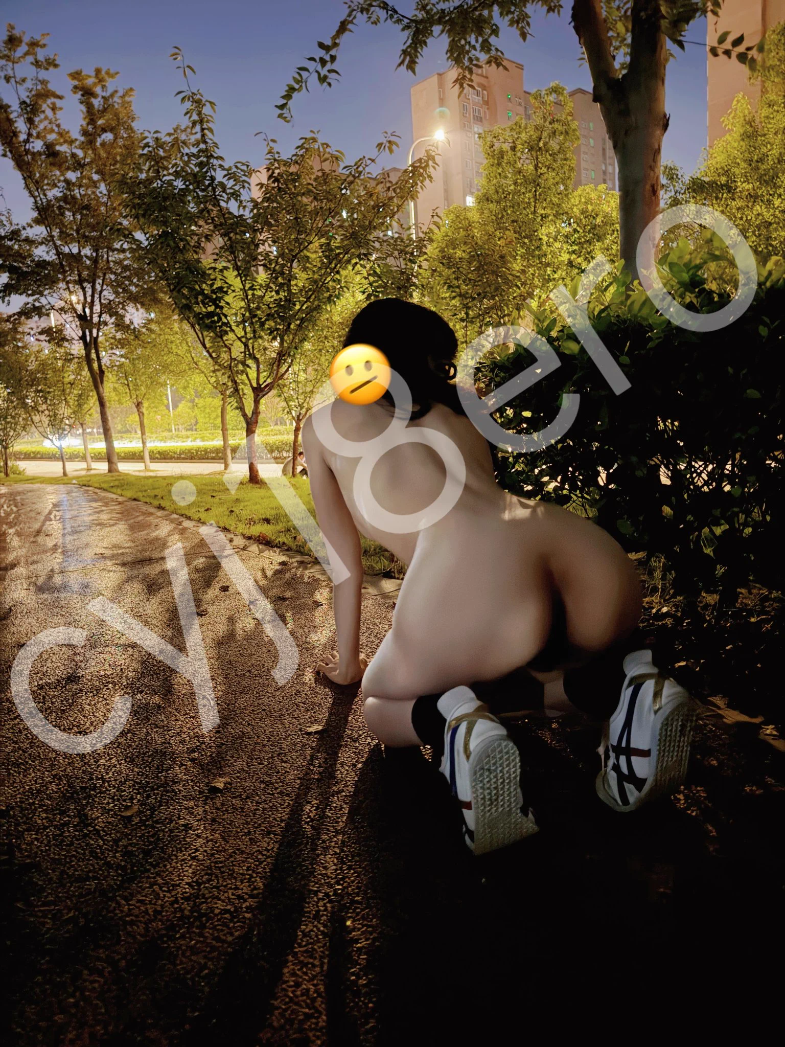 蚊子有点多，本来打算再拍张照片就结束拍摄了，结果又有一对电动车开过来了，乘老婆背对着赶紧开机继续录像，哈哈，两个地产小哥的其中一个直接大喊“我去”，还停下车看，老婆光着屁股转头就逃跑啦🤣
#露出 #露出女友  #露出人妻 
#淫妻 #分享女友  #分享老婆
@luchu888 @luchu888888 @Public_Catgirl1 https://t.co/Uukpb3In19