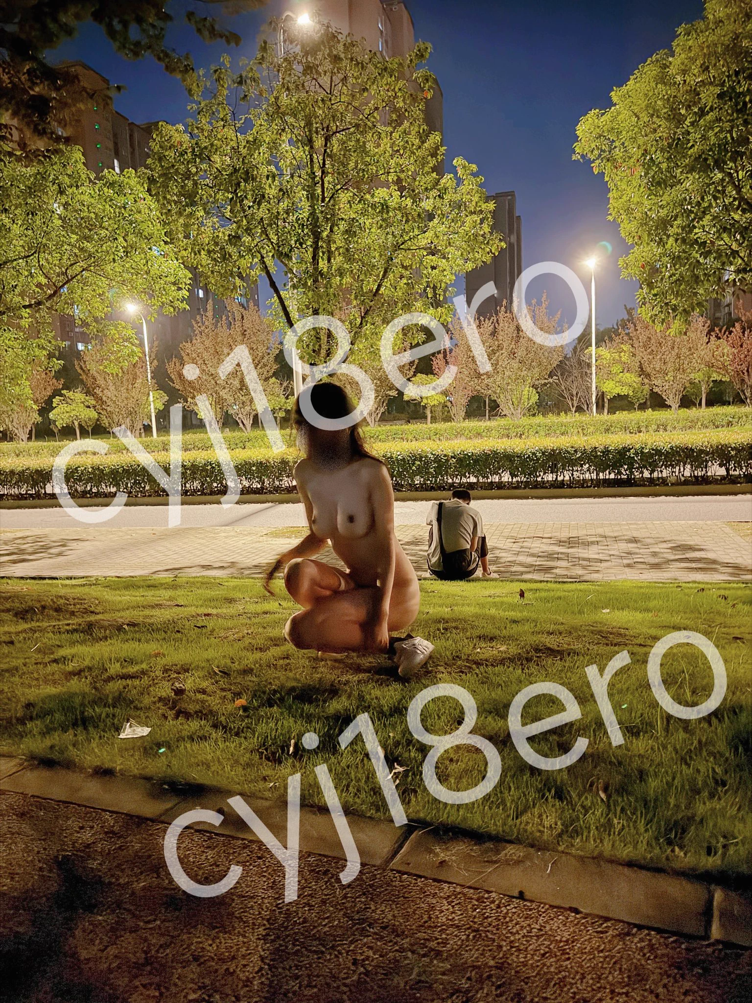 蚊子有点多，本来打算再拍张照片就结束拍摄了，结果又有一对电动车开过来了，乘老婆背对着赶紧开机继续录像，哈哈，两个地产小哥的其中一个直接大喊“我去”，还停下车看，老婆光着屁股转头就逃跑啦🤣
#露出 #露出女友  #露出人妻 
#淫妻 #分享女友  #分享老婆
@luchu888 @luchu888888 @Public_Catgirl1 https://t.co/Uukpb3In19