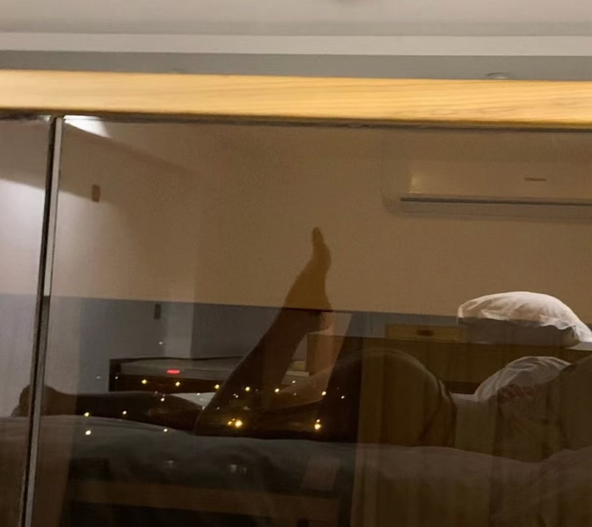 昨晚接了一夜，我要睡一大觉然后换酒店
我发现接客和约粉丝完全不同：
1. 来的人基本都是大龄，45+
2. 时间基本都很快，几乎没有超过8分钟
3. 他们非常享受口的过程，好几个口的时候就两腿打颤坚持不住了（我觉得是现实里没人愿意给他们这样口）
4. 人真很多，可能是我定的太便宜了，一宿接了8个。 https://t.co/WLLQYFyqO3