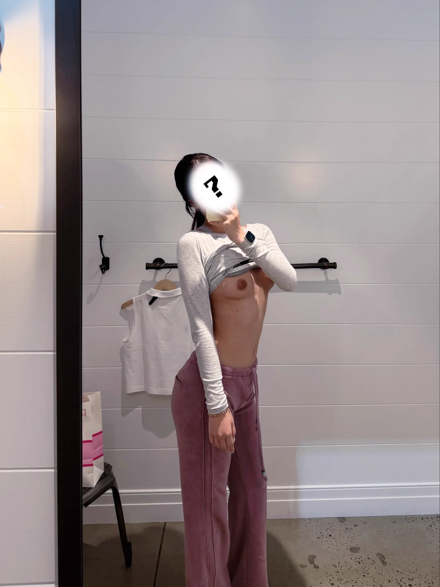 来试衣间我只干一件事 https://t.co/gXQ6pkWbob