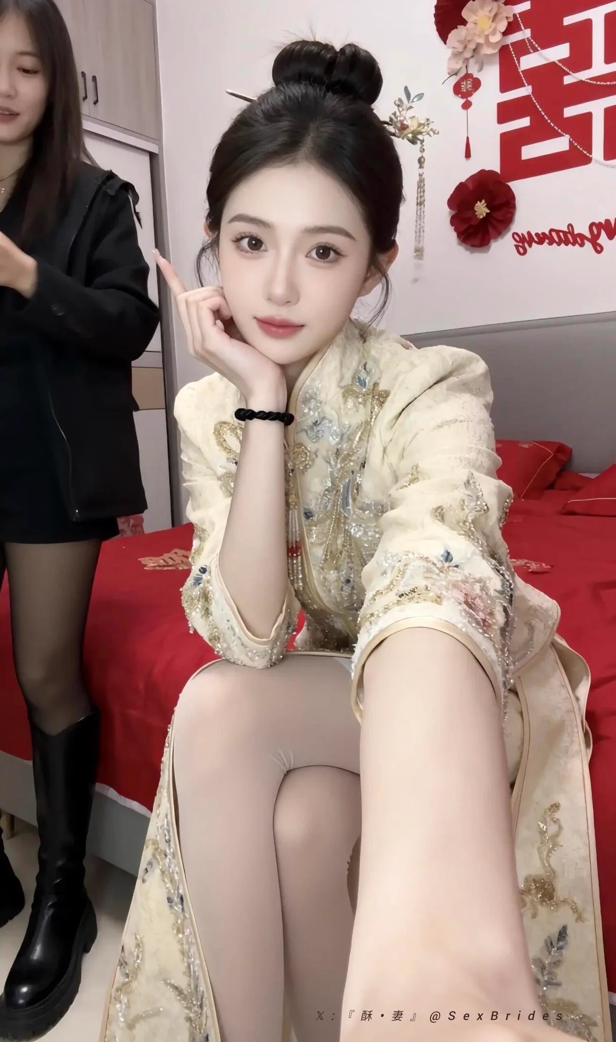 有这种老婆，绿帽满天飞，随时被其他男人惦记，下体短小的老公怎么守得住？ https://t.co/AELeVFT1GM
