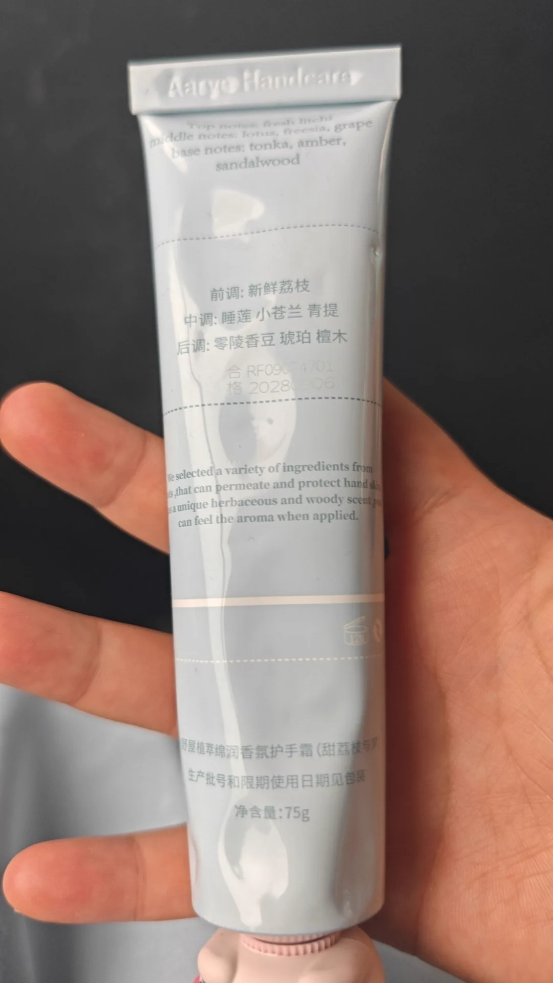 这个好闻，安野屋的护手霜，还有一个浅玫瑰与姜糖好像是这个名字。淡淡的香味，我喜欢(✪▽✪) https://t.co/oYFuvM7jSn