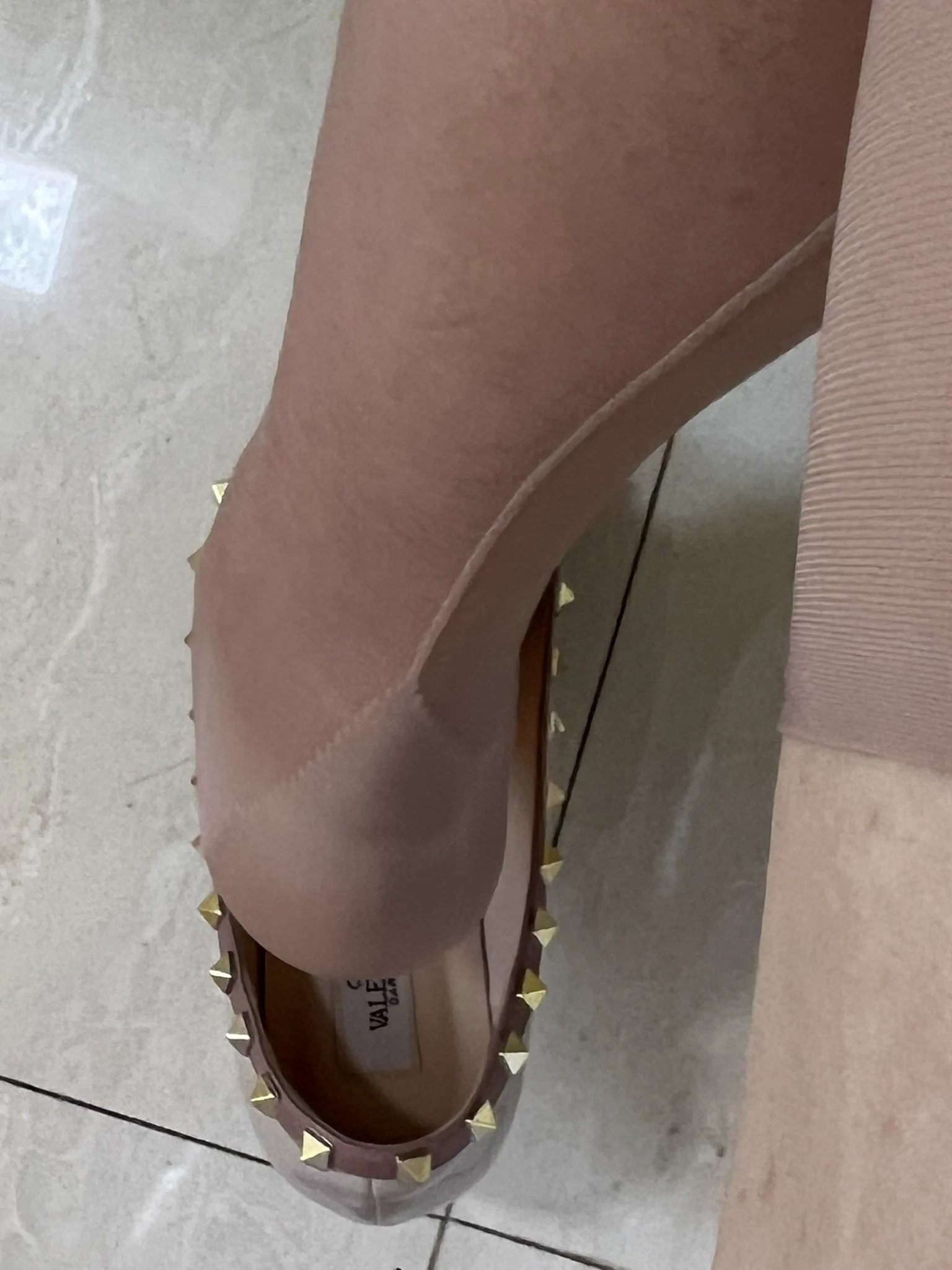 卫生间偷偷拍的，虾线丝袜真的很骚吗？ https://t.co/z4BZzzPmmm