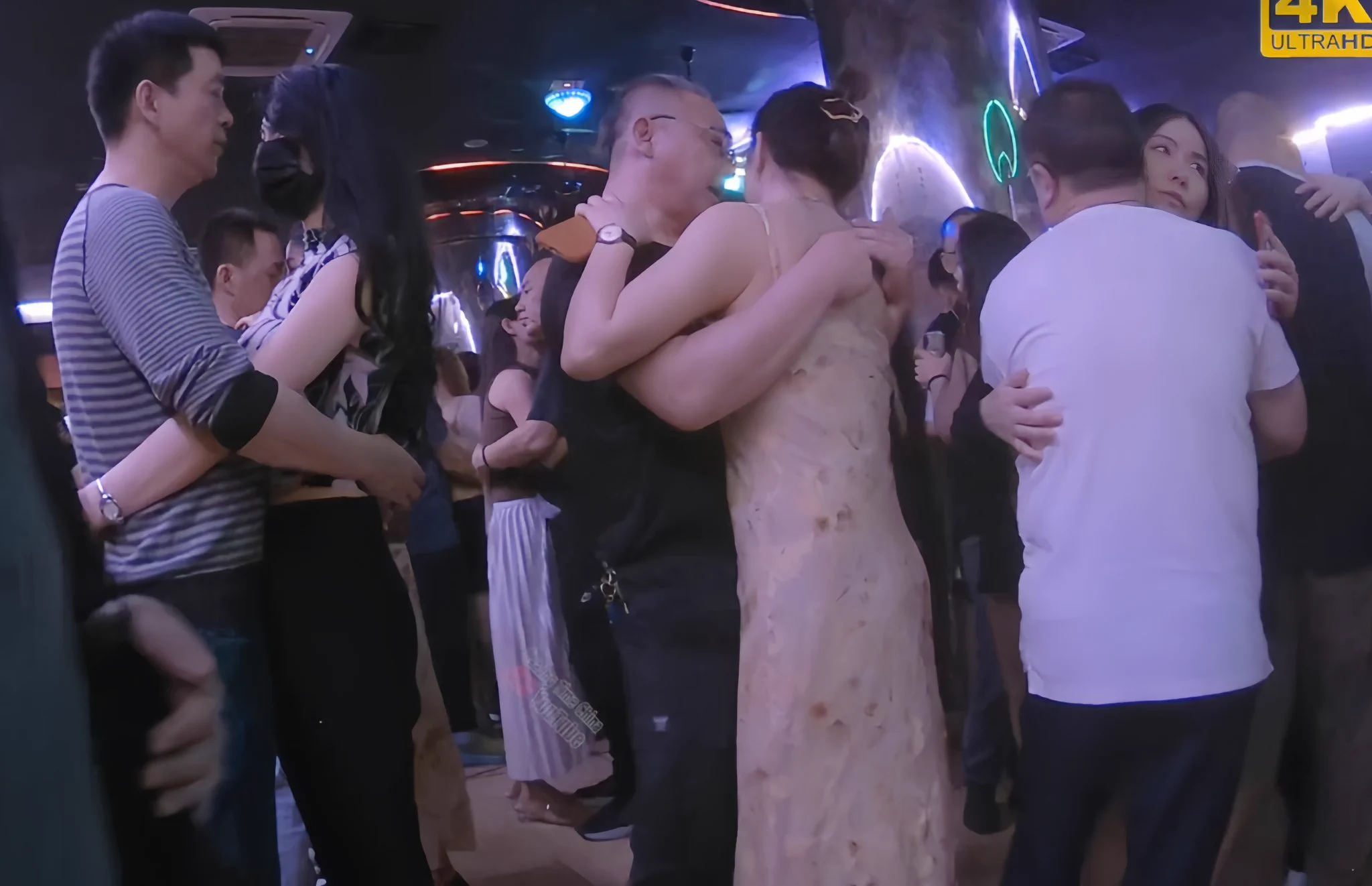 退休老头子自从抱着少妇跳上砂舞之后,眼睛不花了,腰也直了,走路腿也有劲了,吃饭也更香了。
这样下去,活到九十九不是问题! https://t.co/iwWxgsJwQP