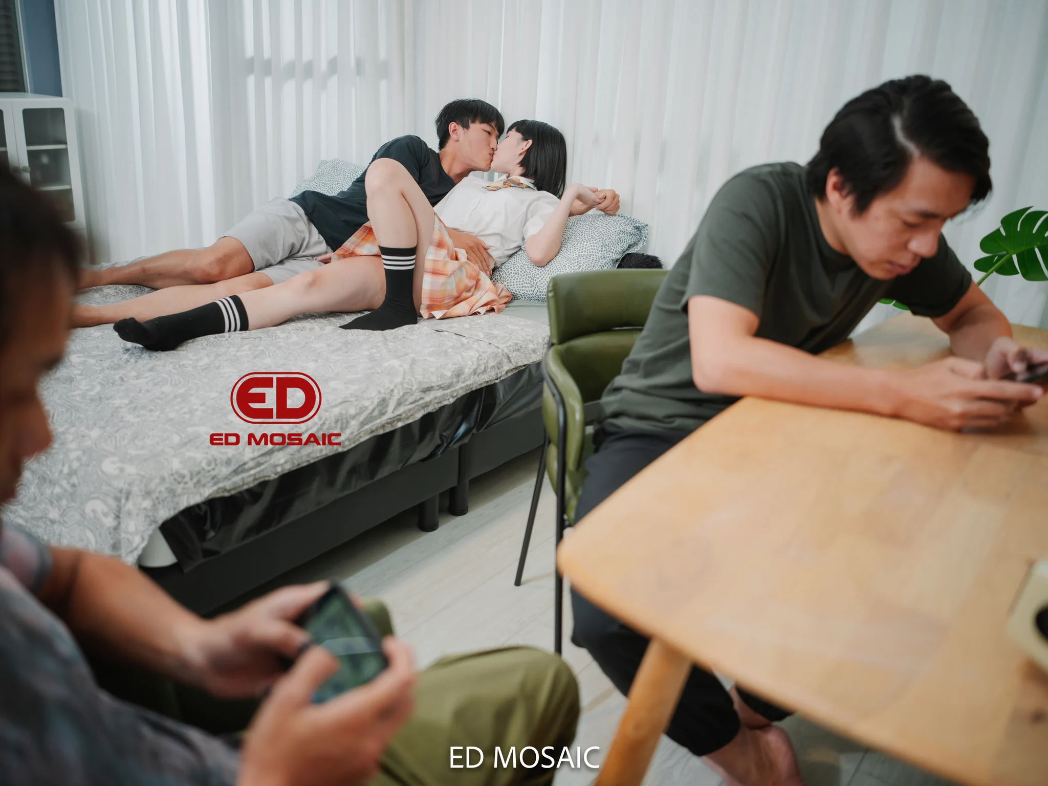中出解禁！

三弟帶喬安來家裡玩，不小心親上癮
大哥跟二哥回頭看喬安神才太美，放下最愛的手機遊戲，
一起加入親親輪流一起玩，沒有準備保險套，
幹到小穴都是精液滿出來 🫣

4P無碼性愛影片68分鐘
EDEA-354 粉紅美鮑
#白皙 #美腿 #美足 #4p #ㄧ線鮑 
完整影片連結在評論區👇 https://t.co/RwnNBCWbEQ