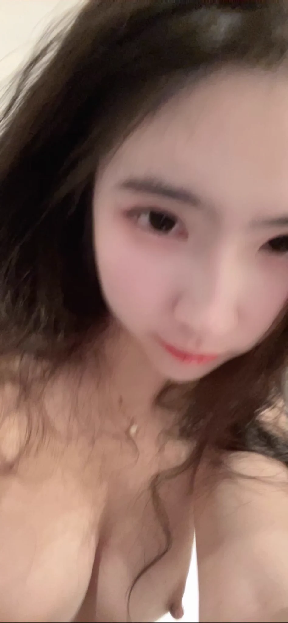 点赞转推评论这条动态，评论十条夸我的话并且去@Yueyetutur 主页5:49发布的推文底下评论草莓老师我爱你，很简单就这两个要求然后私信我要这个截图的原视频，嘻嘻，我会去你主页检查哦 https://t.co/ksP8vbHOrn