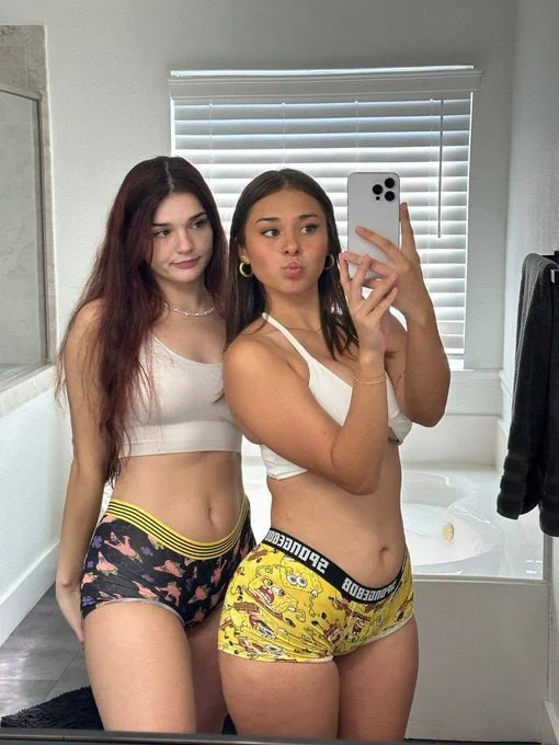 who wants our special pics say hi :3 https://t.co/FtzfV6WHH4