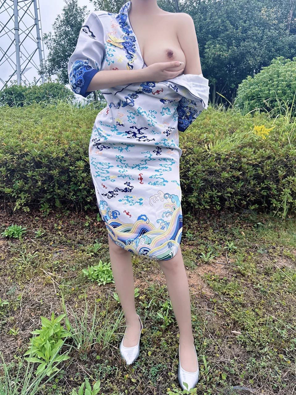 这个粉丝特地接我的机，说我喜欢看花花草草，带我去看他的院子…   

结果到了就变成户外露出了，平时看着优雅温柔的空乘，私底下却是这样的，是不是反差感拉满了…  

感觉下面一直在流水，有没有粉丝想抱着屁股插进来！最近可以约哦，无门槛纯看感觉～ https://t.co/Dnqj9QJwVI