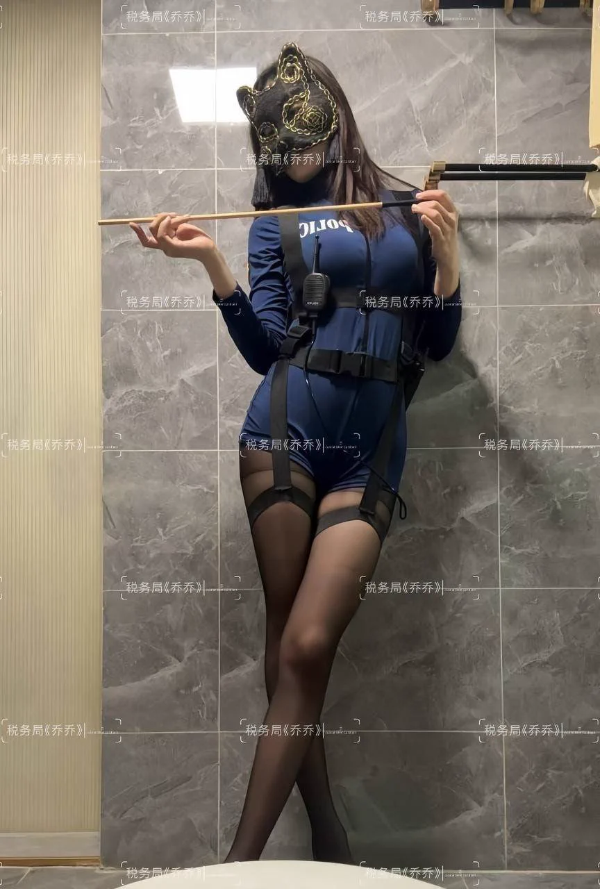 一个体制内正经的我 VS一个cosplay police姐姐的我，你跟喜欢哪个版本呀？？？

也许这就是人们口中的反差吧？？乔乔今天不收税了，乔乔想抓几个猛男来玩一下可以吗？？

同城优先，你不自动点，联系方式在主页 ✉️距离近可线下 https://t.co/RScd0Lcp0e