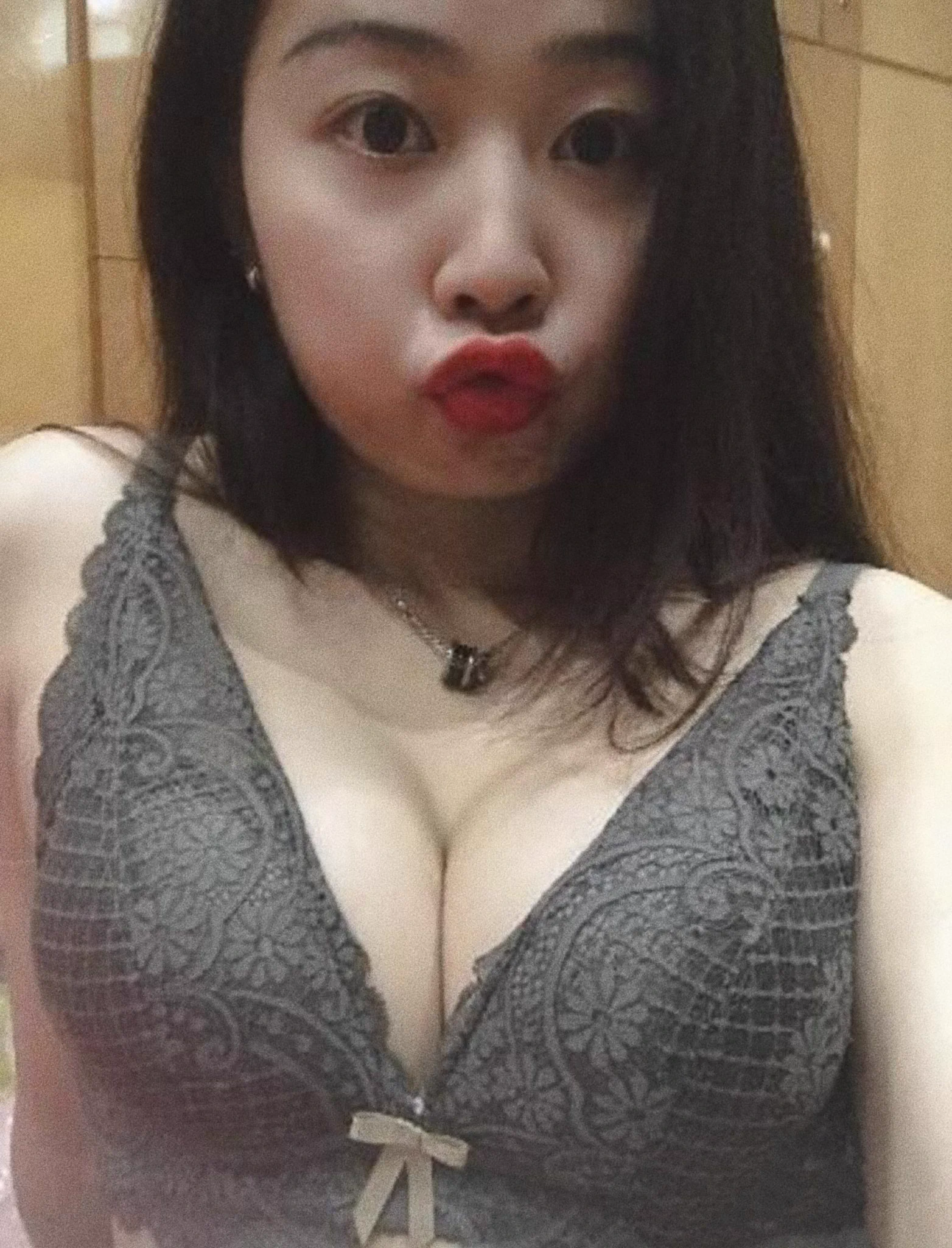 绿王八投稿老婆
坐标东莞
真实自家骚妻，同意露脸满足暴露欲，喜欢被暴力抽插舔逼，被意淫和言语辱骂。做过几年援交，可以三通，口活一流，极度淫荡反差，求评论转发！ https://t.co/I4B6jlQaqB