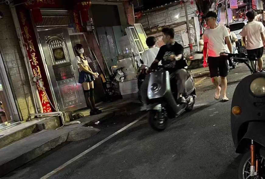 #南宁  琅西菜市（夜市），晚上11点后开始有的，单次150，十分钟的，全是00后，个个水嫩水嫩的，还有萝莉制服，喜欢的赶紧上，有条子巡逻，得尽快吃了，要是被盯就没那么轻松吃上🐔咯 https://t.co/K4WF4mmzrx