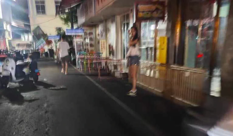 #南宁  琅西菜市（夜市），晚上11点后开始有的，单次150，十分钟的，全是00后，个个水嫩水嫩的，还有萝莉制服，喜欢的赶紧上，有条子巡逻，得尽快吃了，要是被盯就没那么轻松吃上🐔咯 https://t.co/K4WF4mmzrx