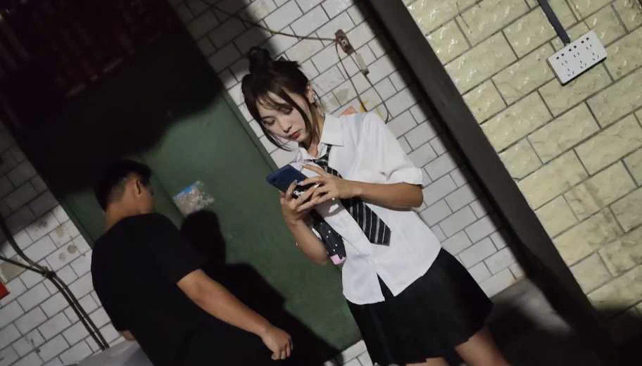 #南宁  琅西菜市（夜市），晚上11点后开始有的，单次150，十分钟的，全是00后，个个水嫩水嫩的，还有萝莉制服，喜欢的赶紧上，有条子巡逻，得尽快吃了，要是被盯就没那么轻松吃上🐔咯 https://t.co/K4WF4mmzrx