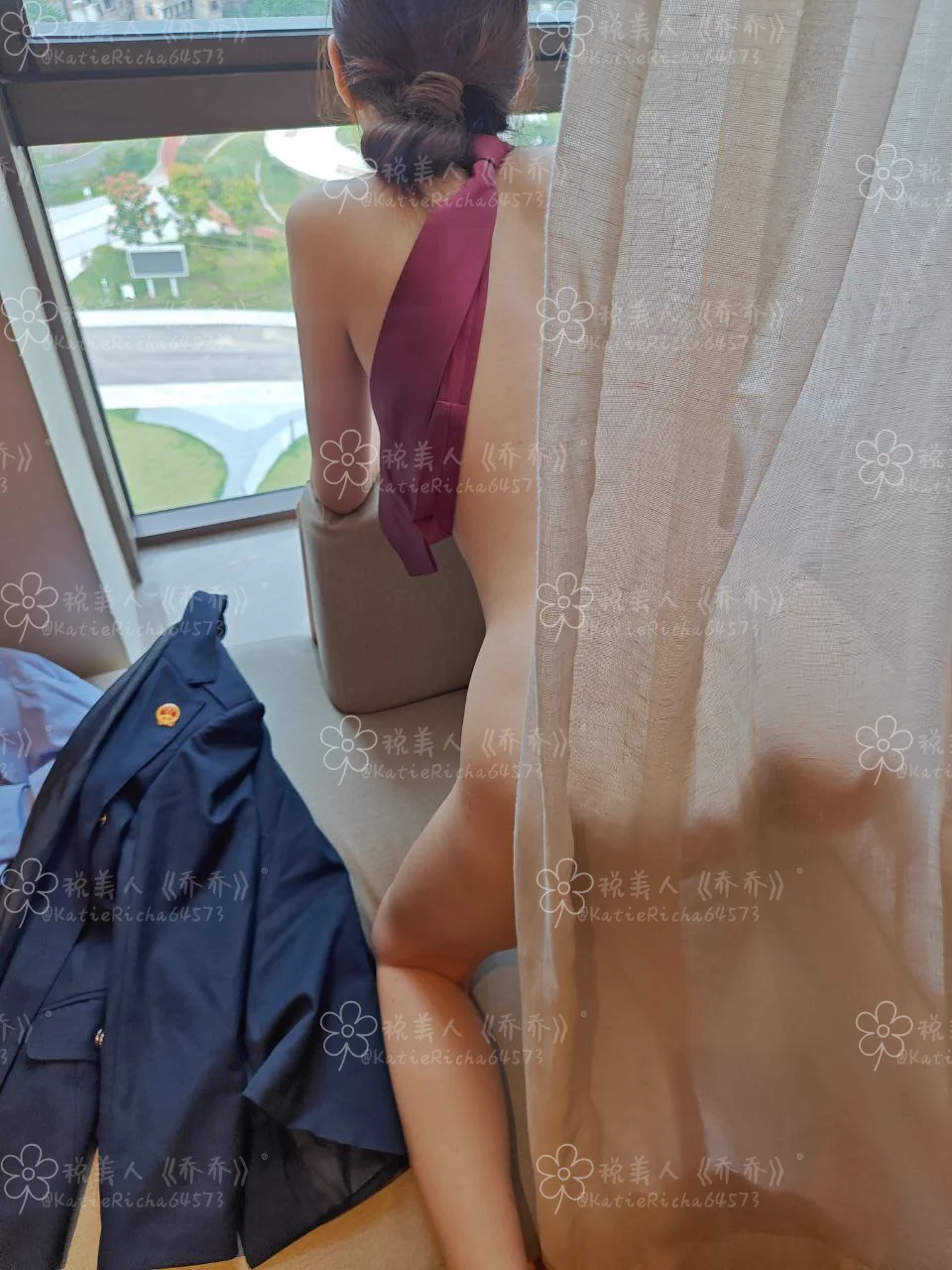 我的领导让我展示自己，跟我在办公窗口的时候不一样……谁只要抬头就能看到我的身体，一想起来身体就热得不行了！！！

有人想试试吗～ https://t.co/Tc8HQjAqUa