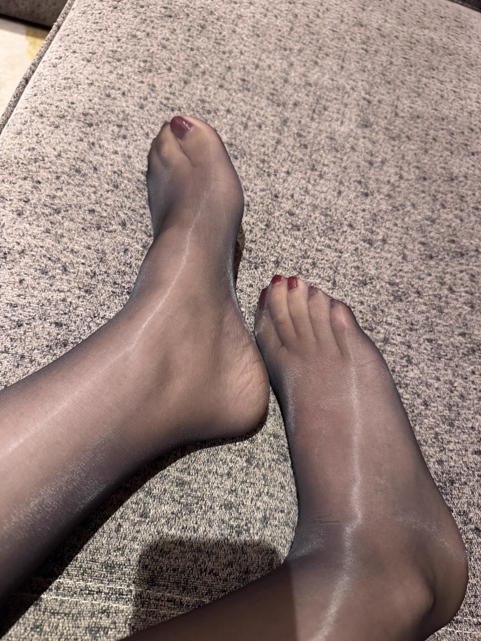 想脱鞋躺着午休一下感觉怪怪的，总感觉睡着了会有人偷偷凑过来闻
#黑丝 https://t.co/idjpE3CERT