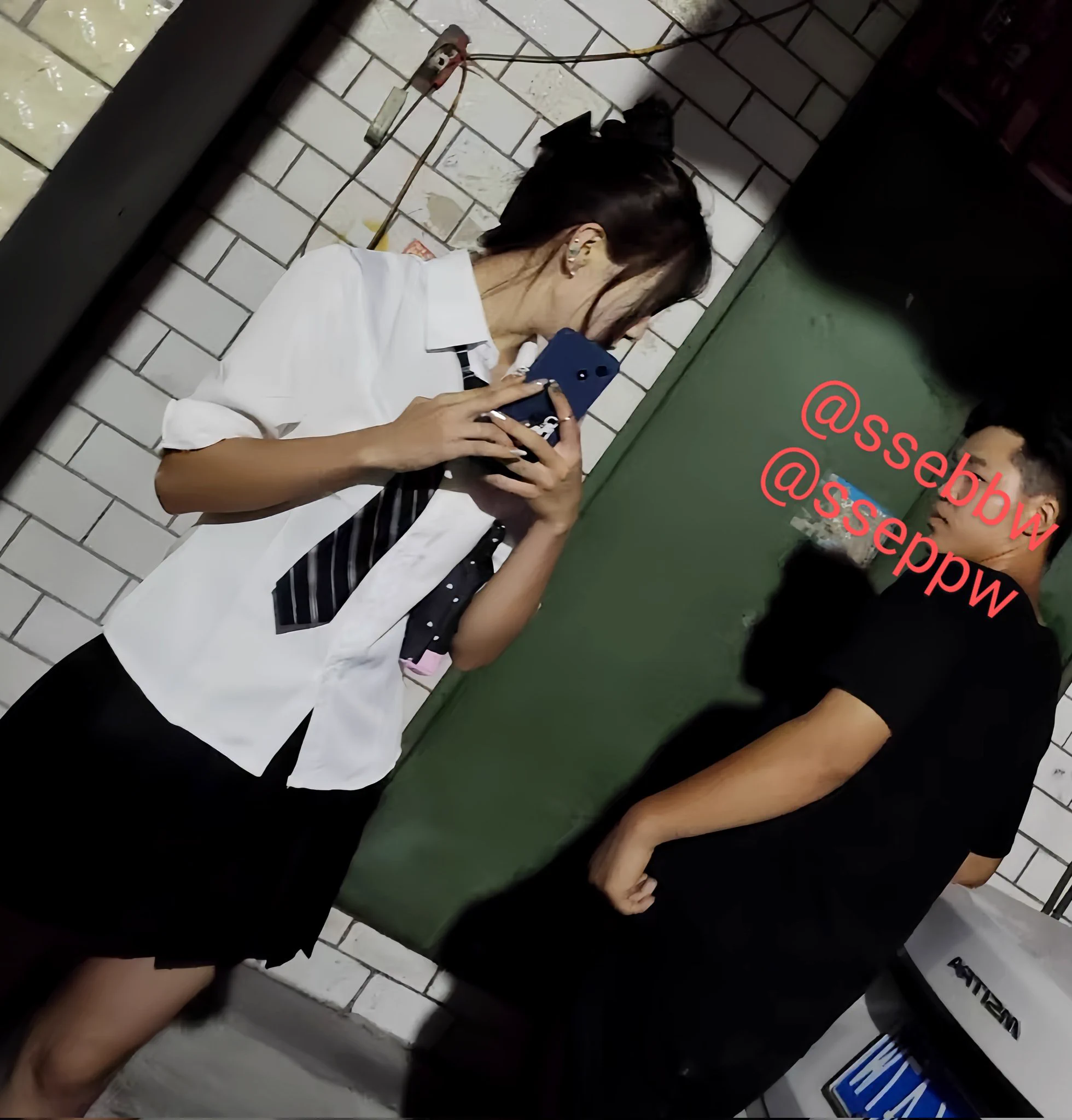广西南宁小姐姐每天晚上站在门口等男友,街坊都在背后议论,说男朋友不要她导致精神失常,每天晚上只要有男的路过,不管老少,她都会把对方当作男朋友,叫人回家。有一些好心的兄弟见她可怜,都会拿点💰资助一下。
地址在评论区,得闲的好心人可以去帮帮她! https://t.co/QURF31ztWO