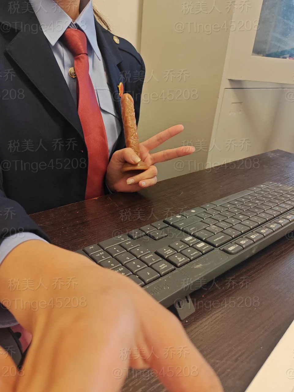乔乔同事篇：
                      
             他跟我说很犯困，我就想着给他提提神，手都放上去了他倒害羞起来了

最近很喜欢这种在办公室暴露自己的感觉，是不是太躁动了…你想不想成为我的同事呢😜 https://t.co/6Y4Li49Hnv