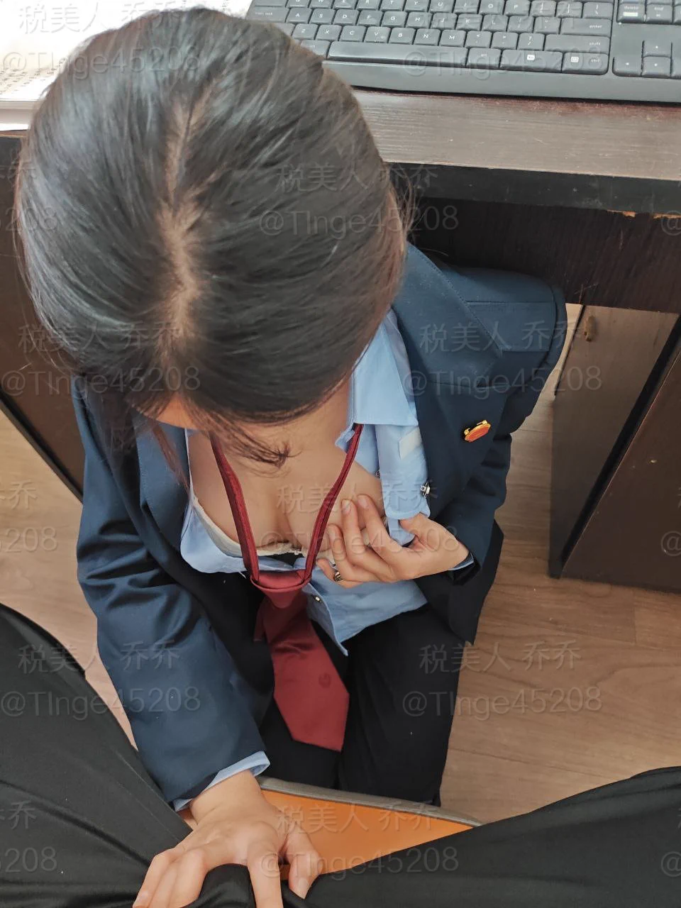 乔乔同事篇：
                      
             他跟我说很犯困，我就想着给他提提神，手都放上去了他倒害羞起来了

最近很喜欢这种在办公室暴露自己的感觉，是不是太躁动了…你想不想成为我的同事呢😜 https://t.co/6Y4Li49Hnv