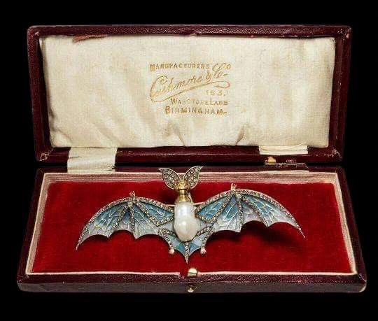 in love with this bat brooch https://t.co/xmawTcajEN