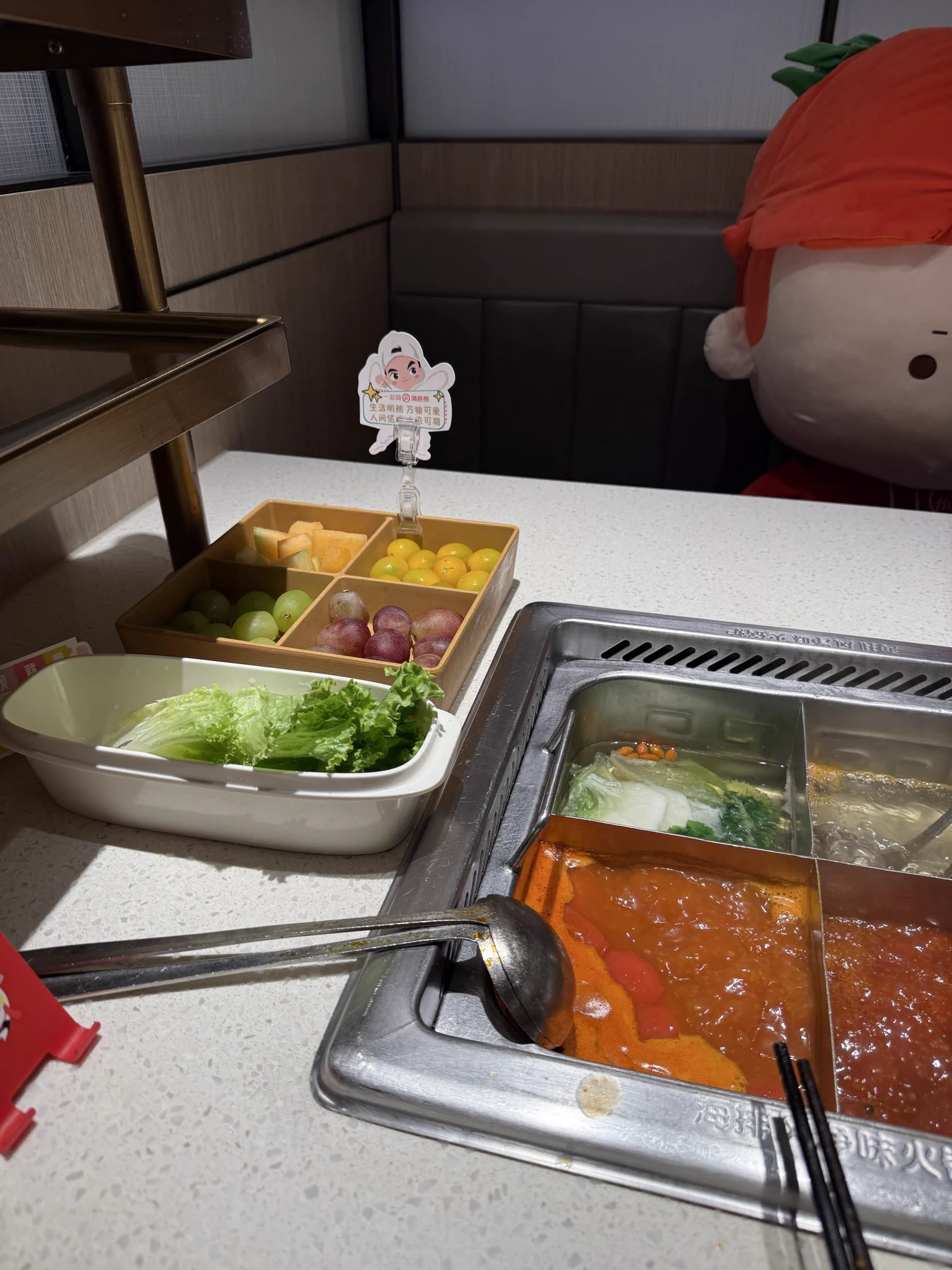 吃海底捞送了我一个果盘，难道是因为我点了一杯饮料是男团联名 https://t.co/CIjYiMTC5l