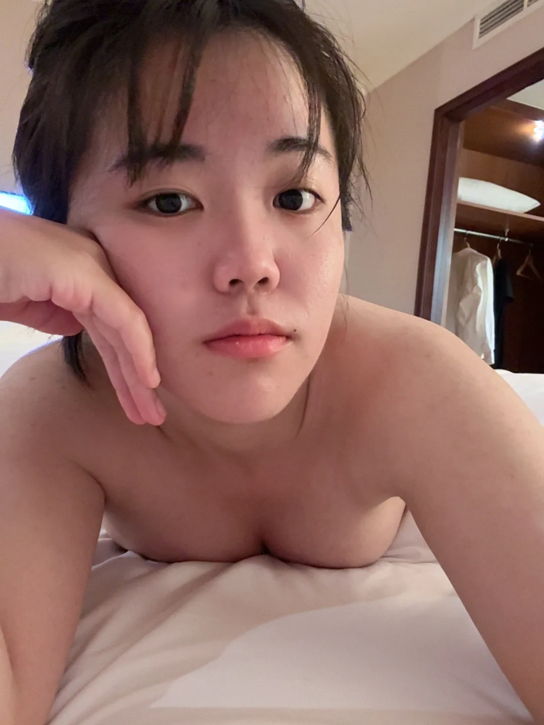 狗狗昨天工作忙到很晚

今天睡比較晚

然後房務一直按電鈴 

狗狗睡的迷糊糊正要去開門

房務就自己刷卡進門了！

討厭😠

還好狗狗有穿衣服😬 https://t.co/eZQkYm5s2X