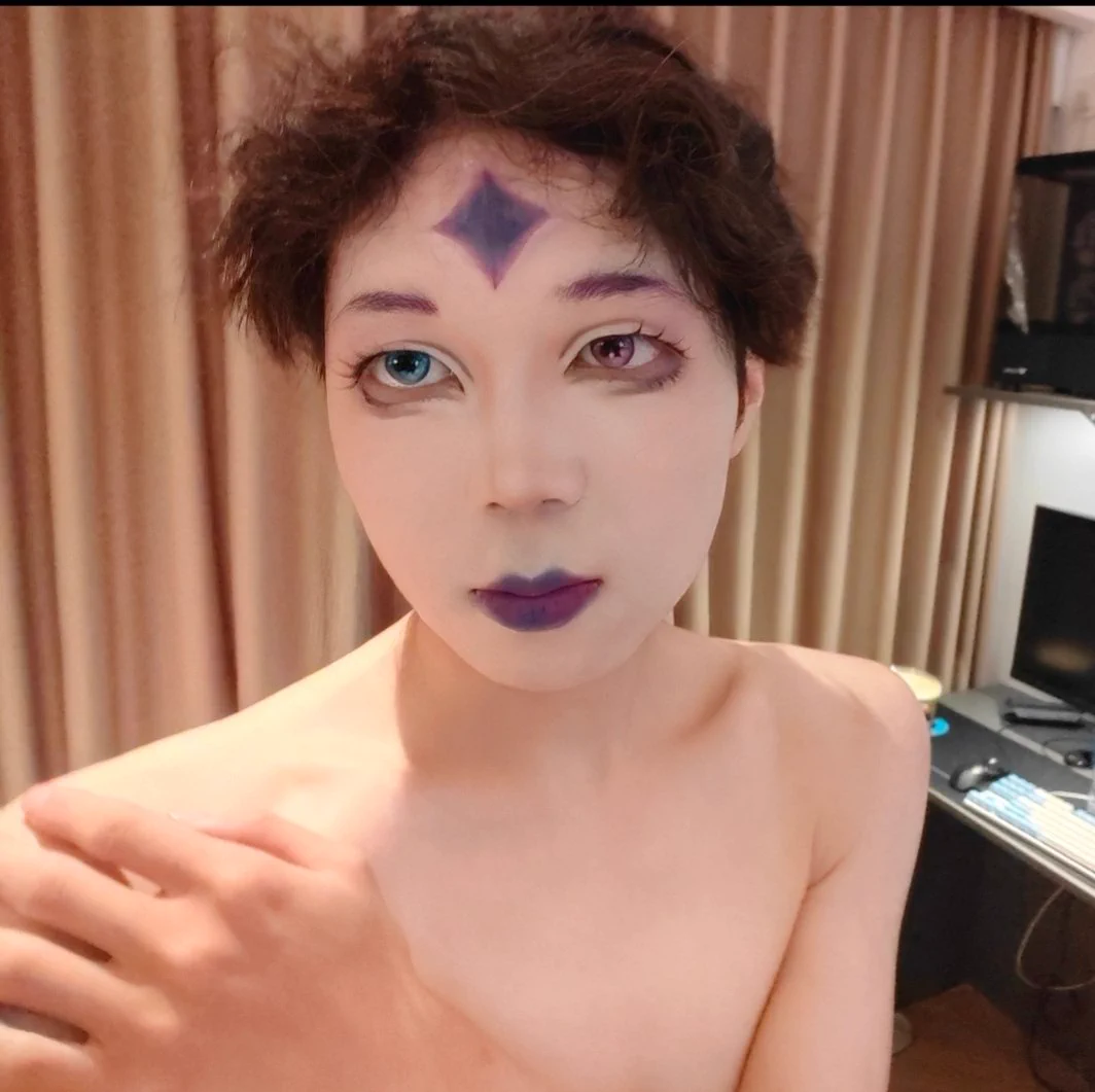 主包翻相册发现一个很南蚌的卸掉假发的照片，于是发出来了
看起来挺好的但莫名其妙多感觉有点emem，我也说不上是什么感觉，有bb们知道吗🤔
#男娘 #伪娘 #cosplay https://t.co/WrtcZZ5Un3