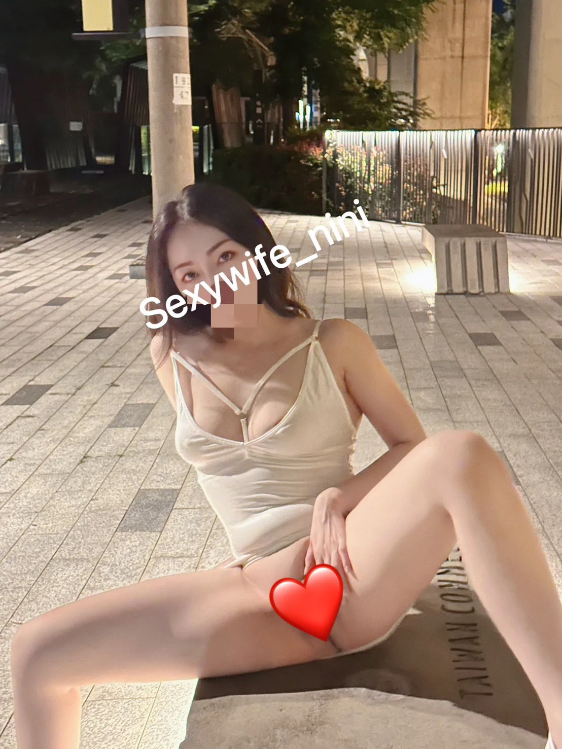 穿著新衣服，出門去聽音樂
好多人一直看著
穿這樣應該還好吧

#露出 #母犬 #白虎 #調教
#原味商品
#套圖影片訂製 https://t.co/xTBqPuzVef