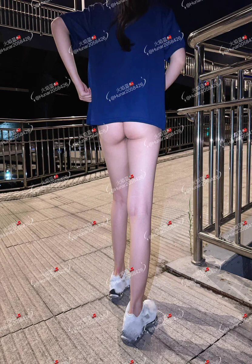 有粉丝私信焰蓝，敢不敢在天桥上露出，当时就听得我心痒痒的~

特意挑了个光线较好的天桥，开始还挺紧张的，结果一拍感觉就来了！踮脚，分腿，每拍一张赶紧扫一眼四周，怕被路人抓包，这种紧张夹杂刺激的滋味真绝了！

没想到偶尔放纵一下会有这么爽，你们还有什么疯狂的想法可以评论区或私信告诉我喔~ https://t.co/1Tn8WoxNdq
