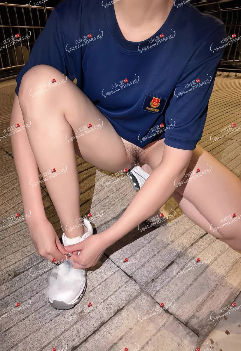 有粉丝私信焰蓝，敢不敢在天桥上露出，当时就听得我心痒痒的~

特意挑了个光线较好的天桥，开始还挺紧张的，结果一拍感觉就来了！踮脚，分腿，每拍一张赶紧扫一眼四周，怕被路人抓包，这种紧张夹杂刺激的滋味真绝了！

没想到偶尔放纵一下会有这么爽，你们还有什么疯狂的想法可以评论区或私信告诉我喔~ https://t.co/1Tn8WoxNdq